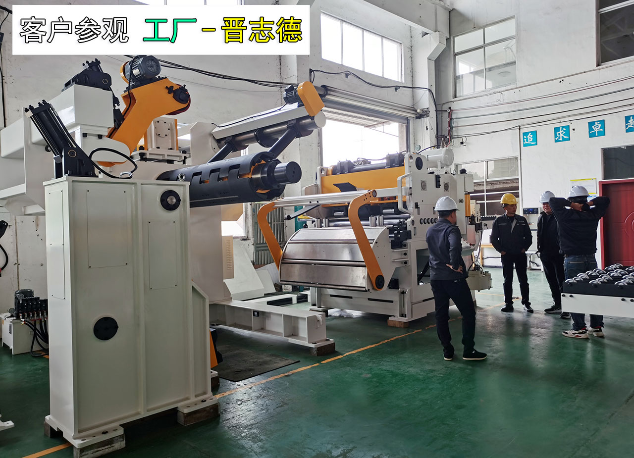 客戶(hù)參觀(guān)送料機(jī)設(shè)備