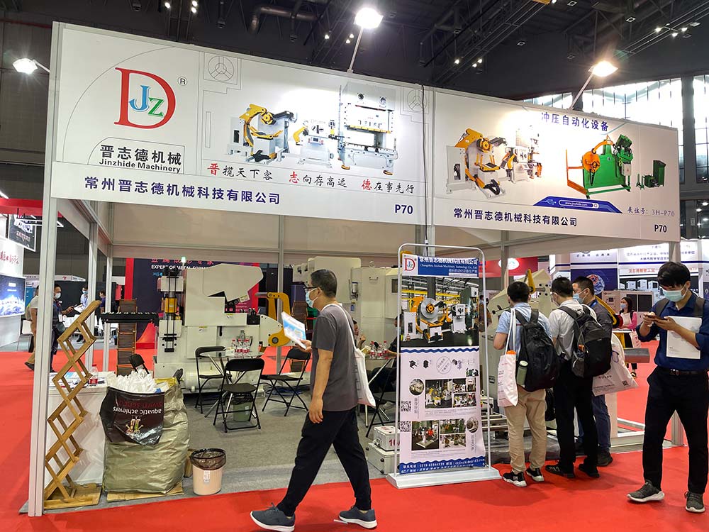 展會現(xiàn)場的送料機設備