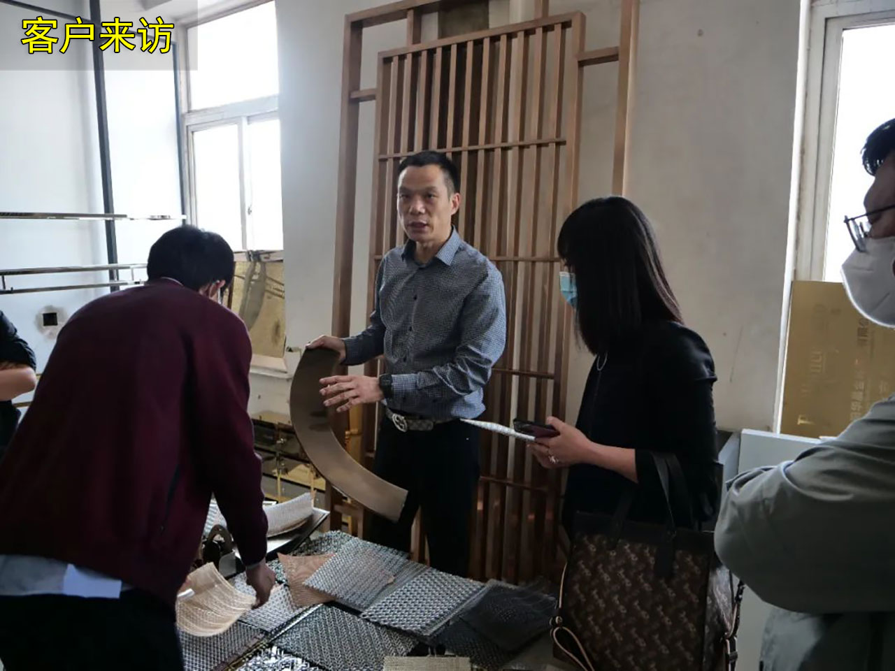 浙江客戶(hù)來(lái)訪(fǎng)選購(gòu)送料機(jī)